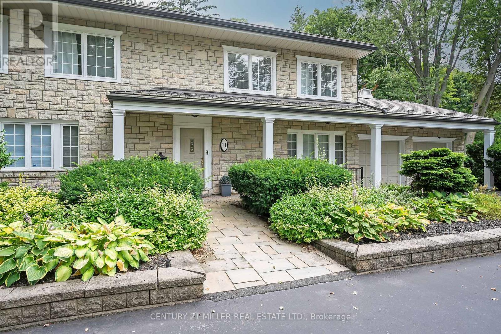 11 Colonial Crescent, Oakville, Ontario  L6J 4K8 - Photo 3 - W12342815