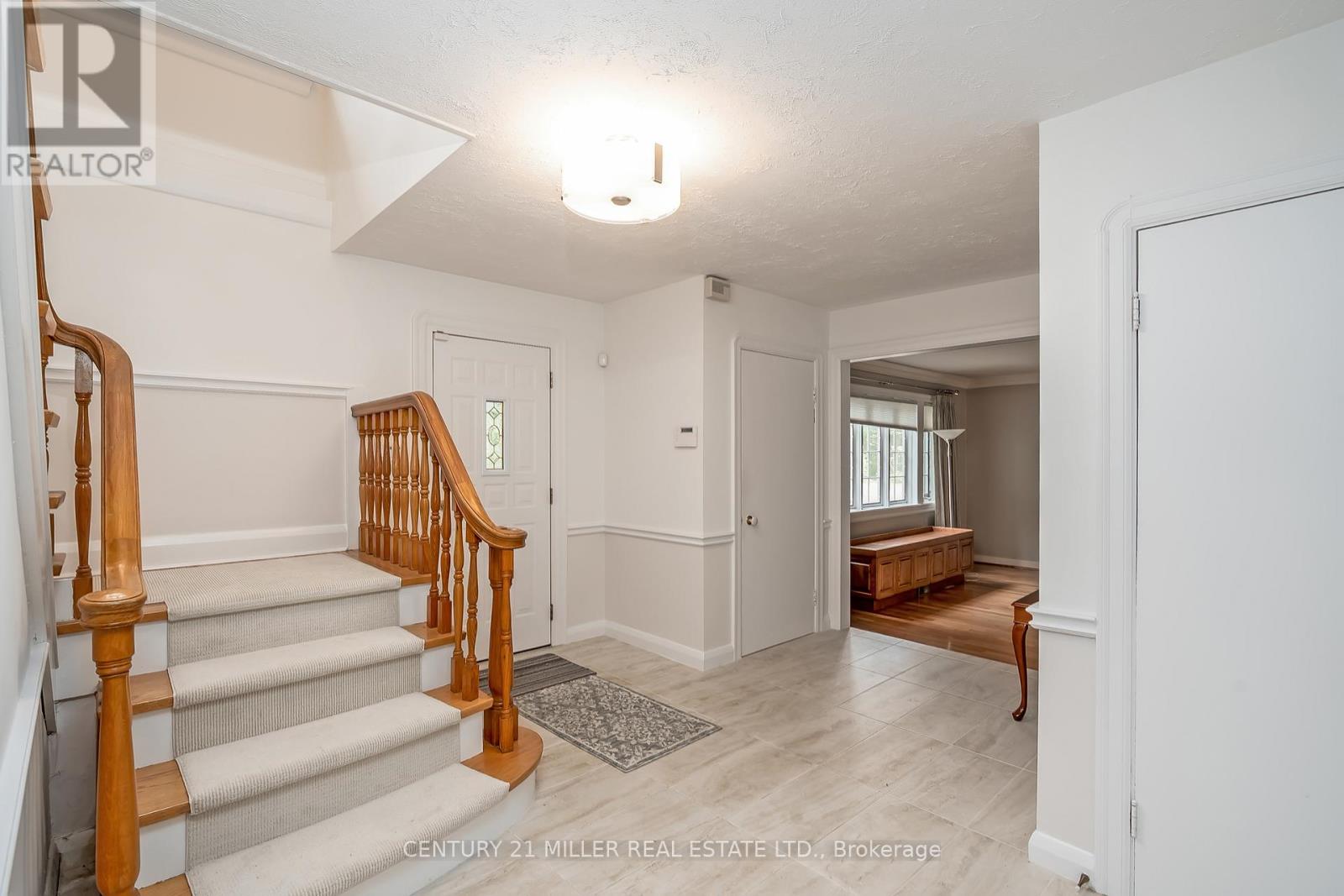 11 Colonial Crescent, Oakville, Ontario  L6J 4K8 - Photo 4 - W12342815