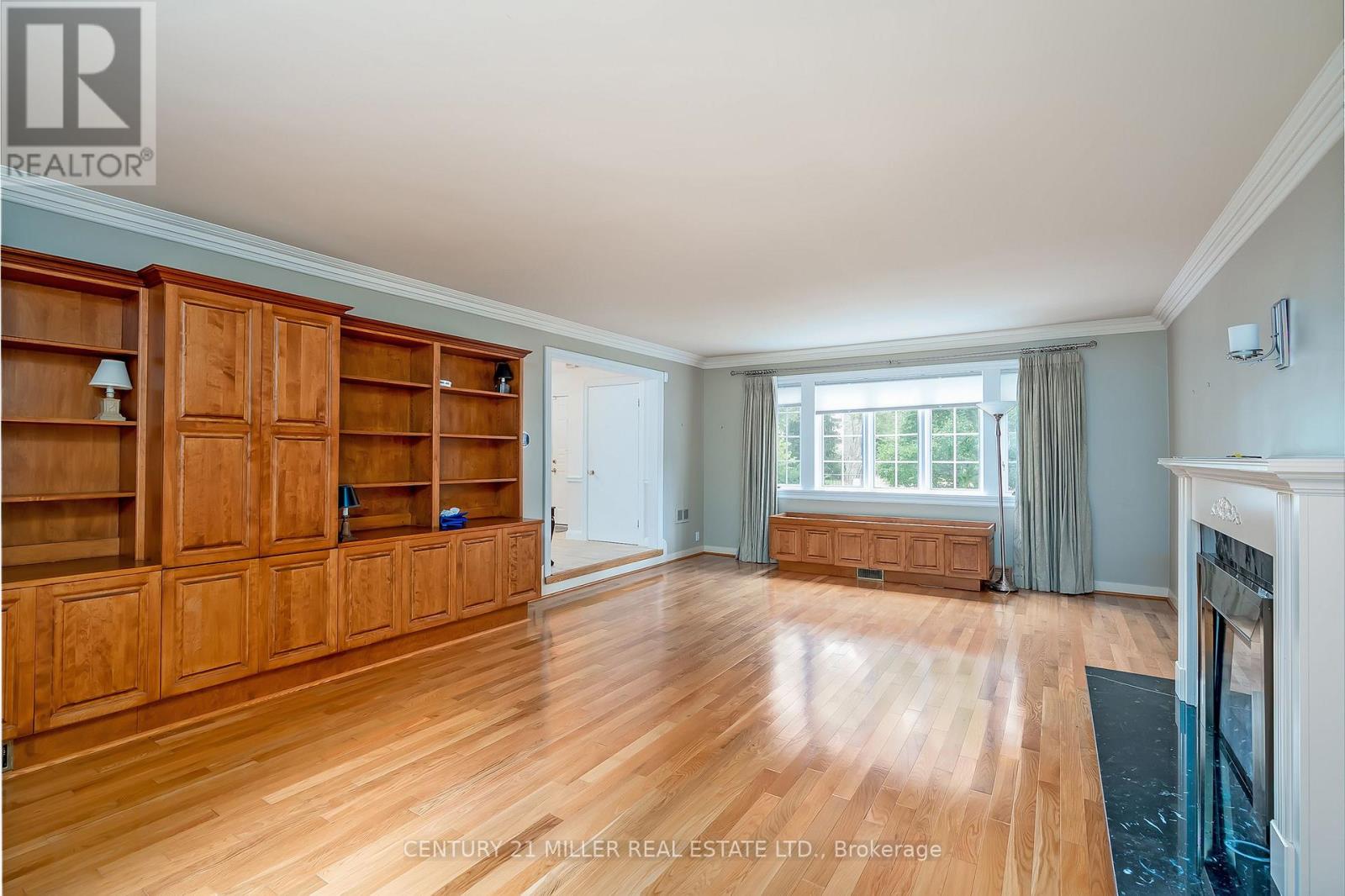 11 Colonial Crescent, Oakville, Ontario  L6J 4K8 - Photo 5 - W12342815