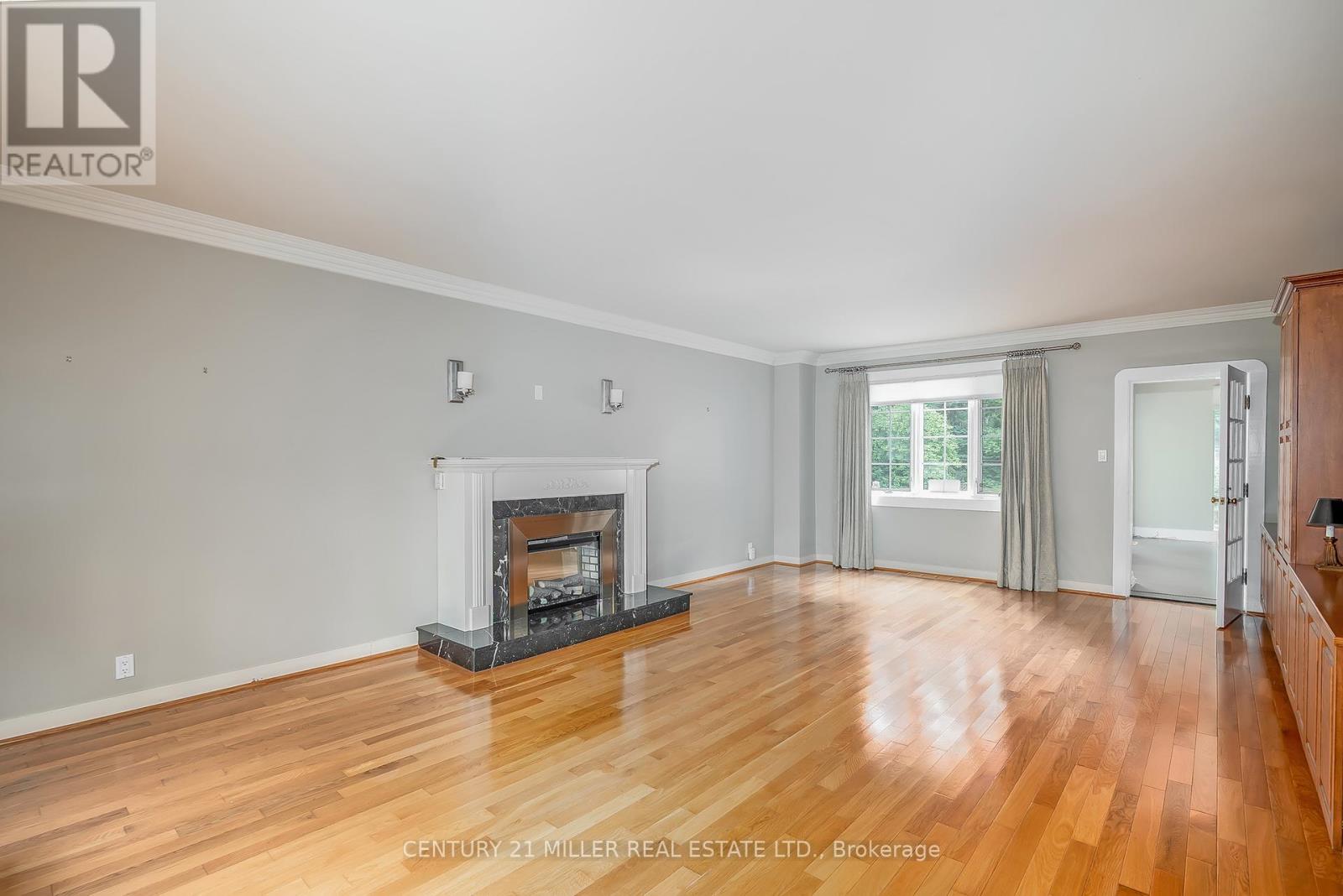 11 Colonial Crescent, Oakville, Ontario  L6J 4K8 - Photo 6 - W12342815
