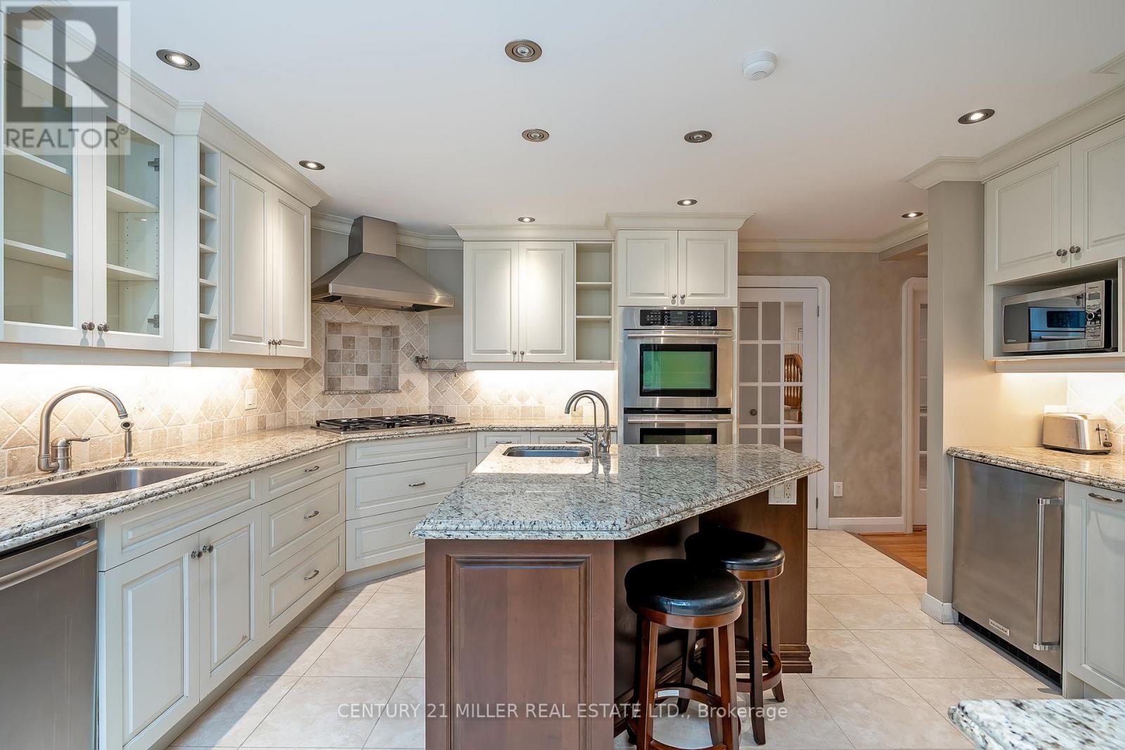 11 Colonial Crescent, Oakville, Ontario  L6J 4K8 - Photo 7 - W12342815