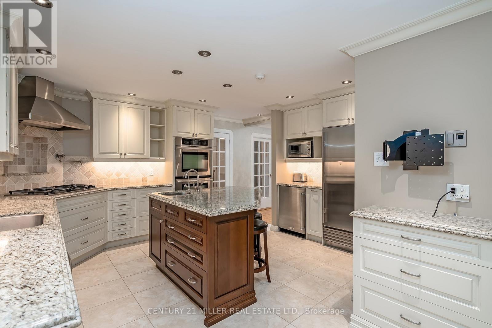 11 Colonial Crescent, Oakville, Ontario  L6J 4K8 - Photo 8 - W12342815