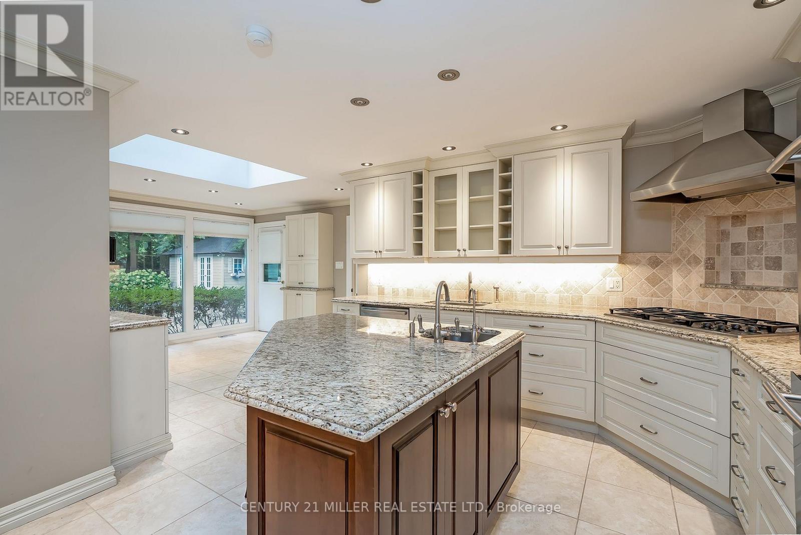 11 Colonial Crescent, Oakville, Ontario  L6J 4K8 - Photo 9 - W12342815