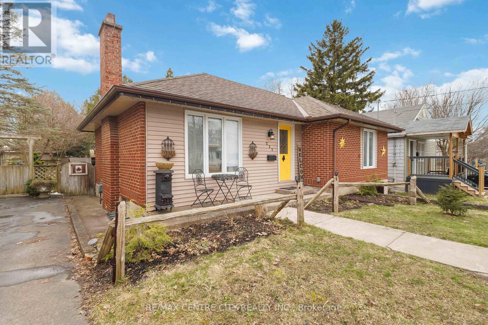 227 Oakland Avenue, London East (East M), Ontario  N5W 4J2 - Photo 1 - X12343048