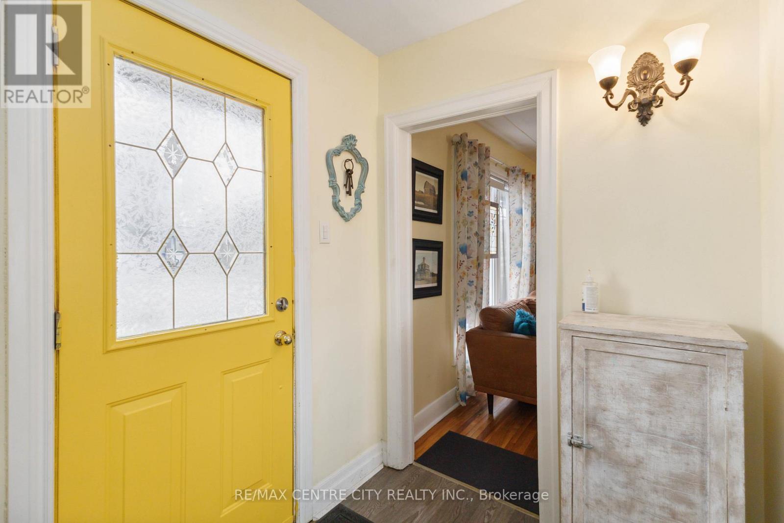 227 Oakland Avenue, London East (East M), Ontario  N5W 4J2 - Photo 6 - X12343048