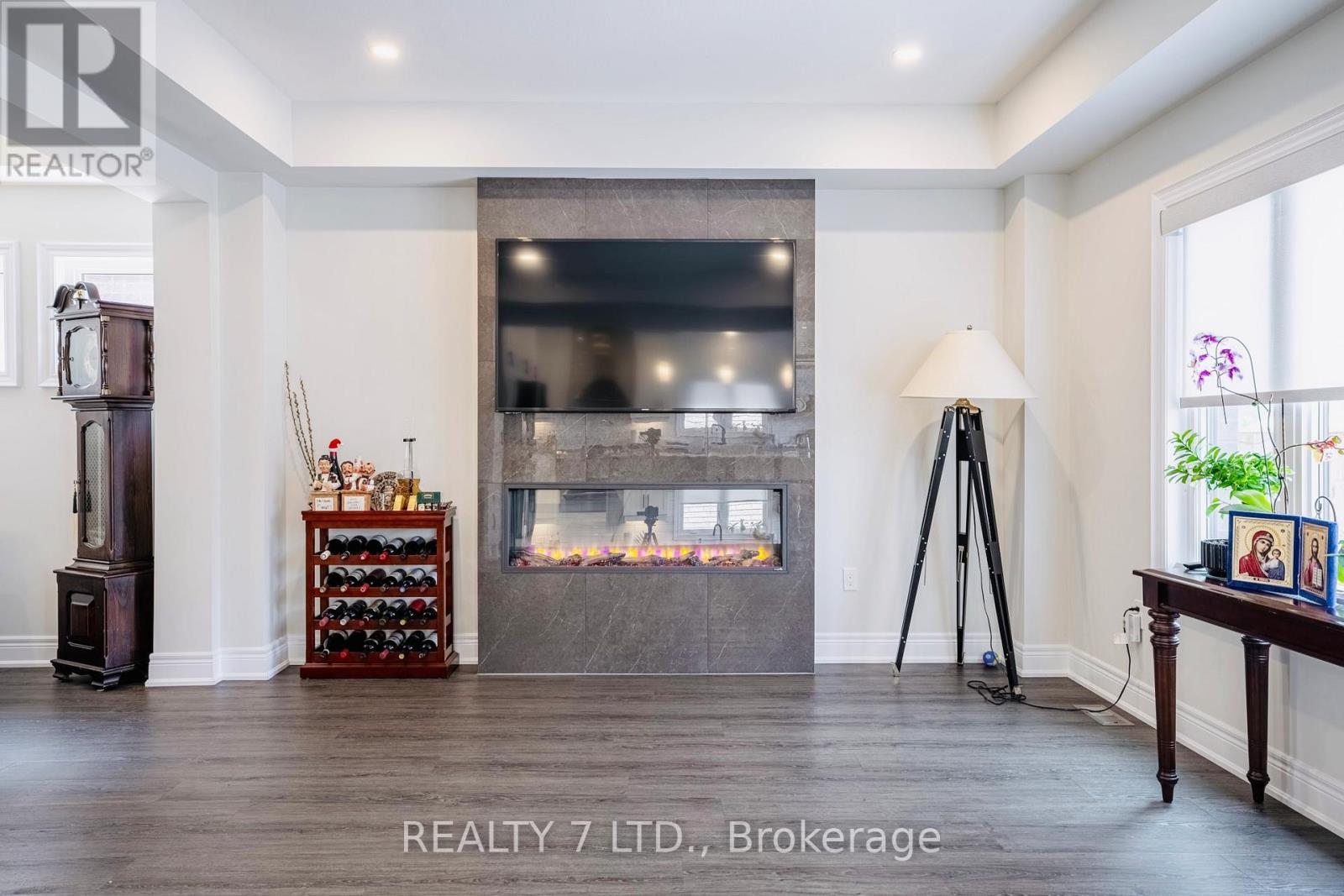 Property at 128 SUSAN DRIVE image 5