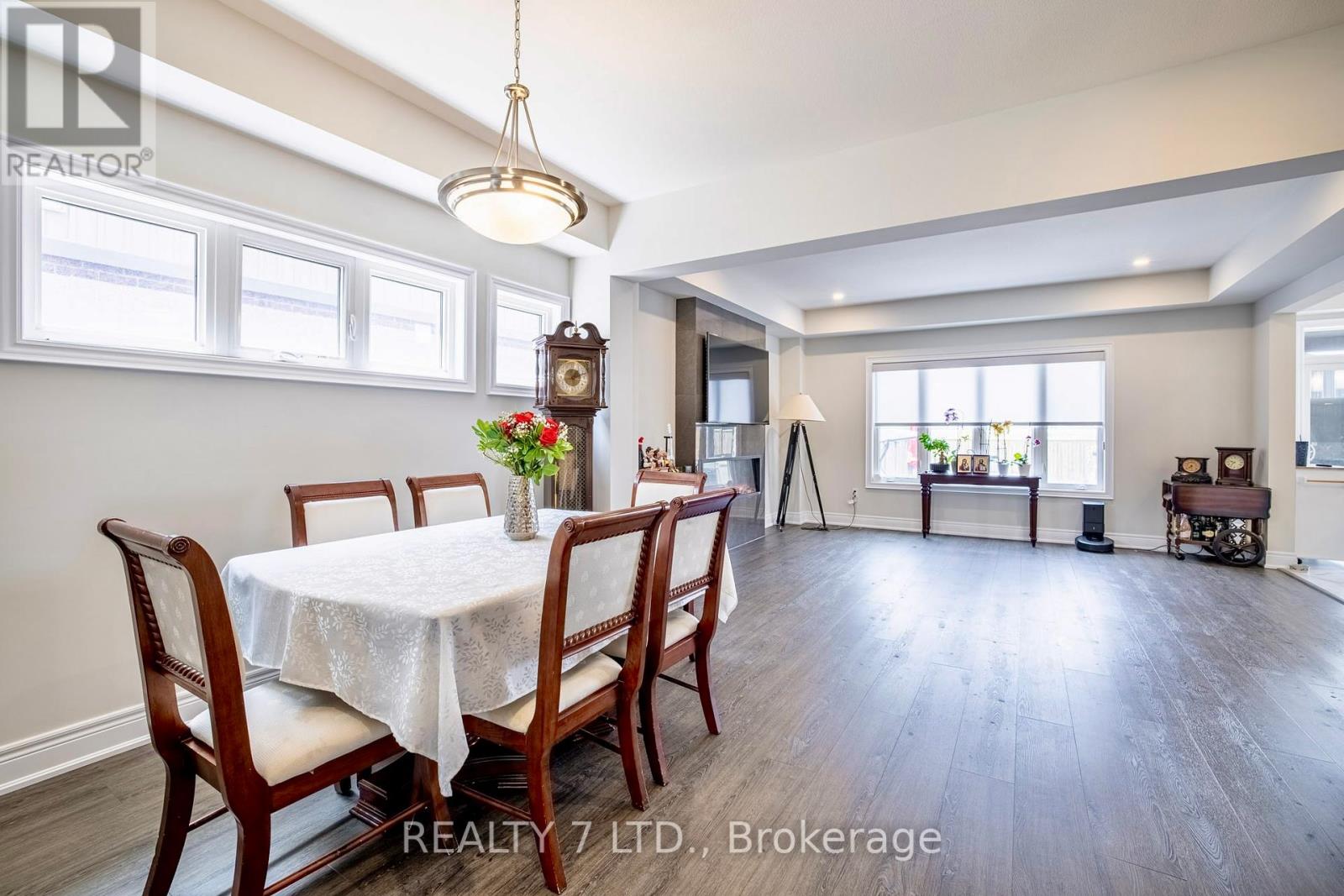 Property at 128 SUSAN DRIVE image 4