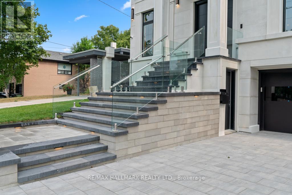 215 Northwood Drive, Toronto, Ontario  M2M 2K5 - Photo 4 - C12330424