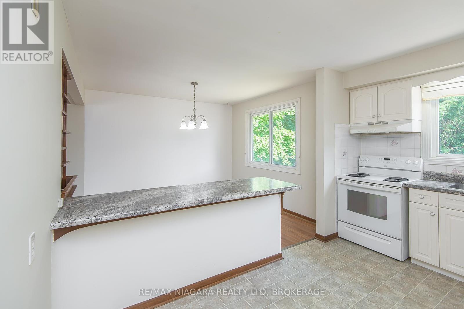 800 Ferndale Avenue, Fort Erie, Ontario  L2A 5E2 - Photo 16 - X12343118