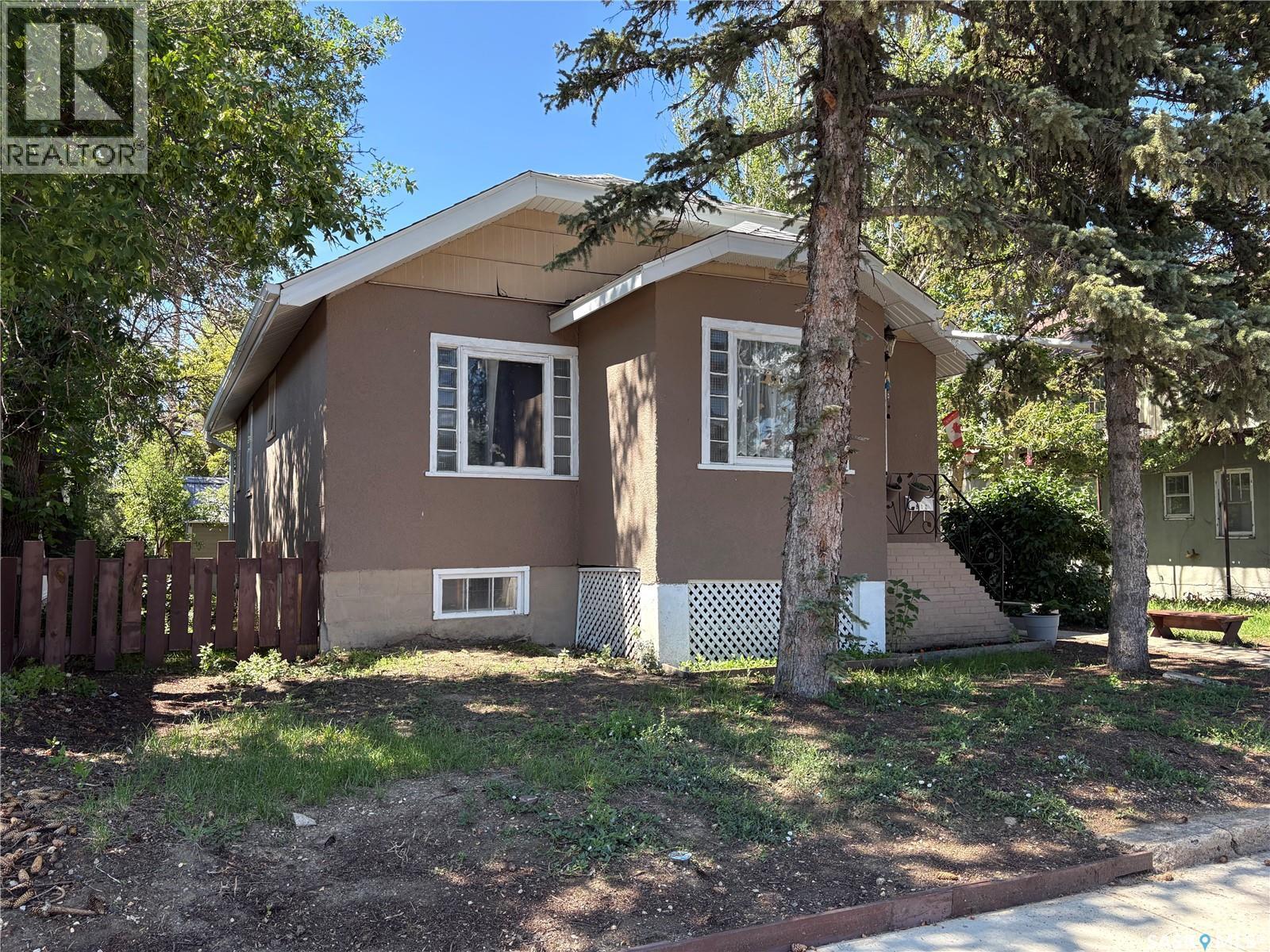 512 Centre Street, Assiniboia, Saskatchewan  S0H 0B0 - Photo 2 - SK015313