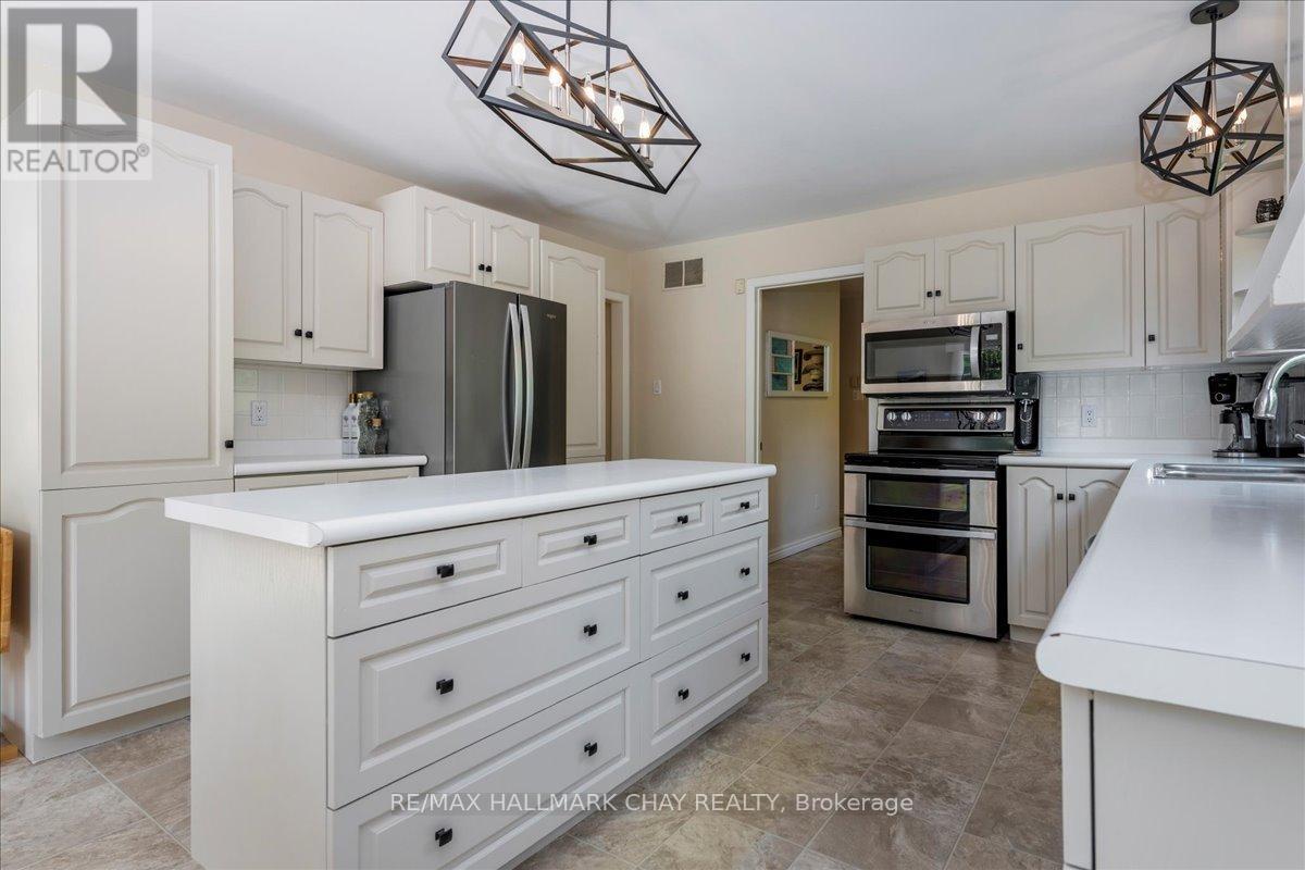 25222 Park Road, Georgina, Ontario  L0E 1R0 - Photo 8 - N12343166