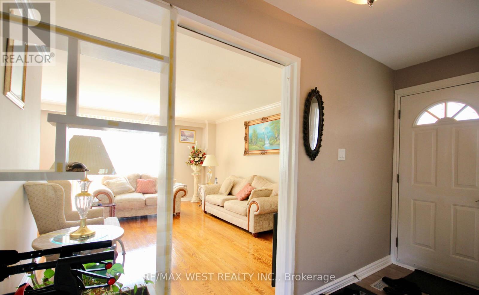 84 Orpington Crescent, Toronto, Ontario  M9V 3E7 - Photo 7 - W12343151
