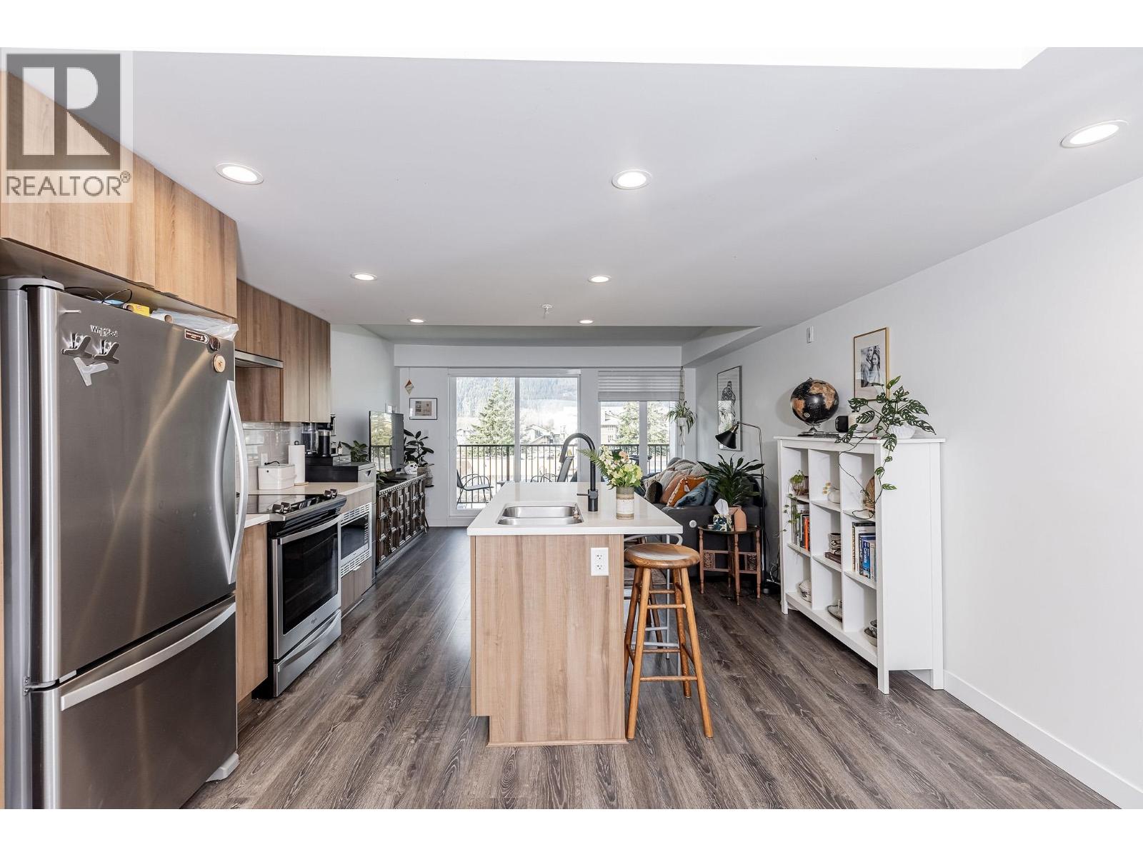 307 1365 Pemberton Avenue, Squamish, British Columbia  V8B 1B7 - Photo 12 - R3037061