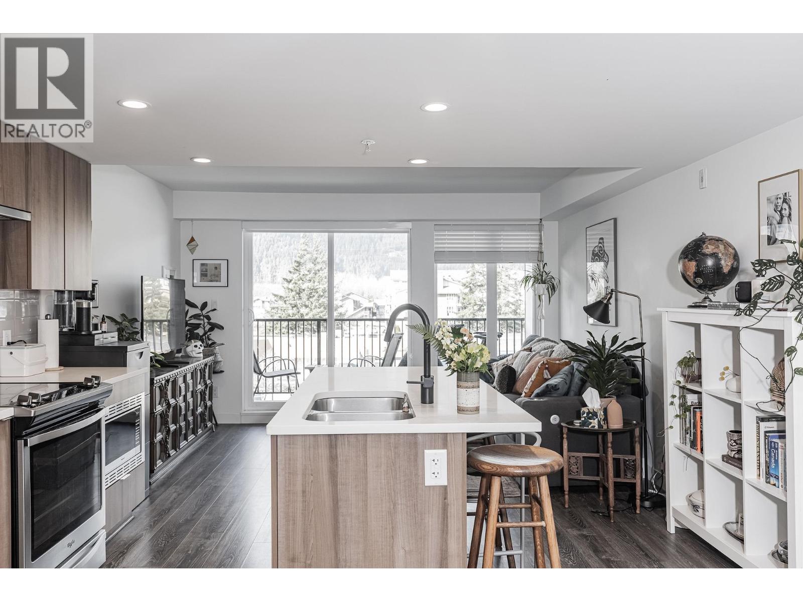 307 1365 Pemberton Avenue, Squamish, British Columbia  V8B 1B7 - Photo 3 - R3037061