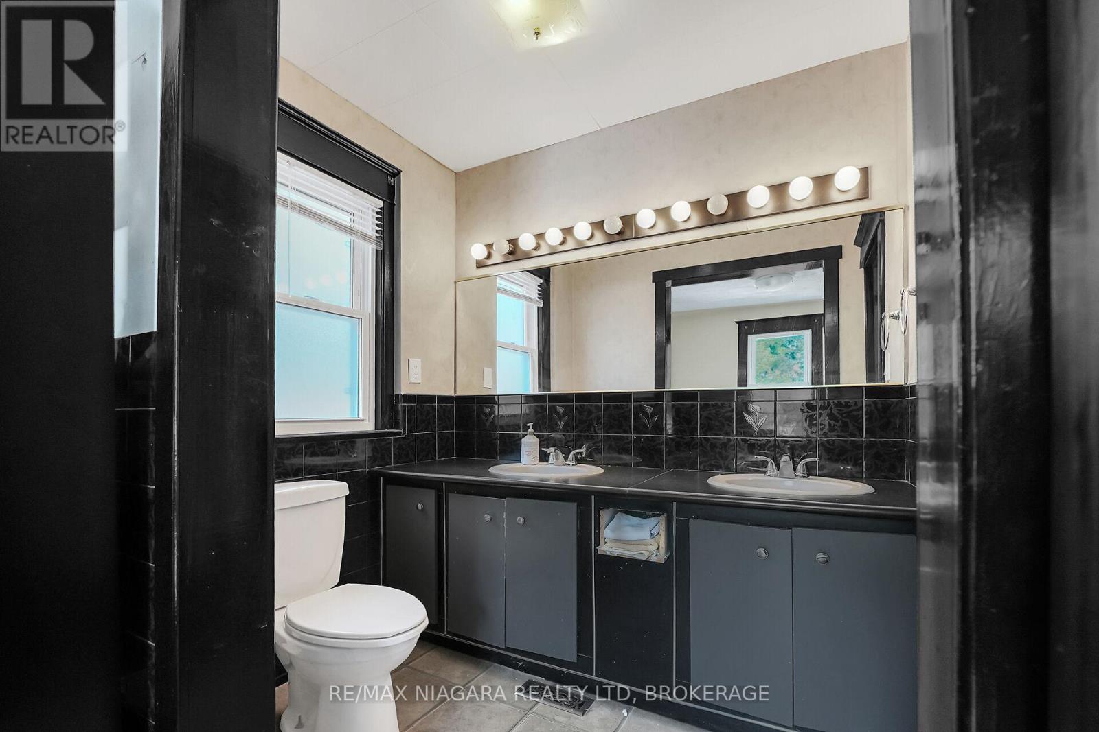 4725 Third Avenue, Niagara Falls, Ontario  L2E 4L7 - Photo 30 - X12343350
