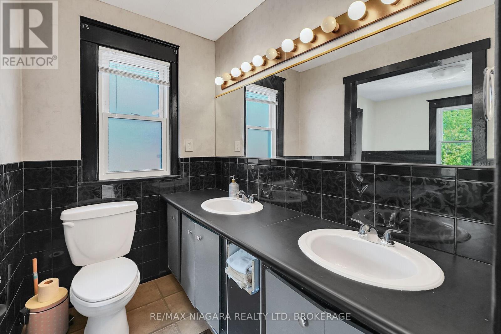4725 Third Avenue, Niagara Falls, Ontario  L2E 4L7 - Photo 32 - X12343350
