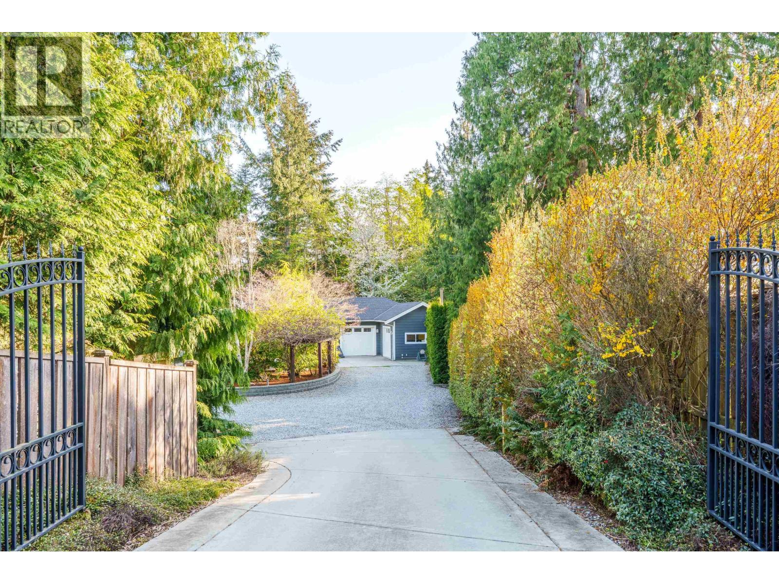 6323 Oracle Road, Sechelt, British Columbia  V7Z 0R8 - Photo 2 - R3036826