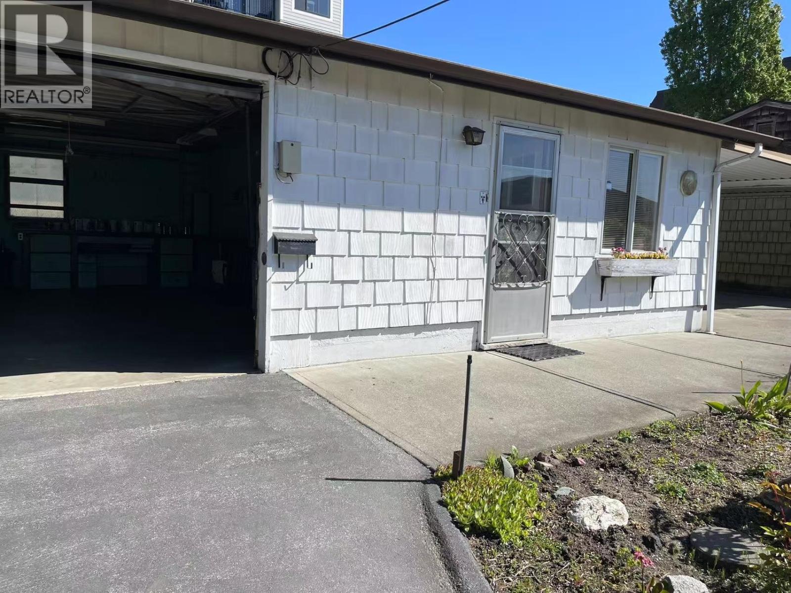 811 Roderick Avenue, Coquitlam, British Columbia  V3K 1P7 - Photo 2 - R3037059