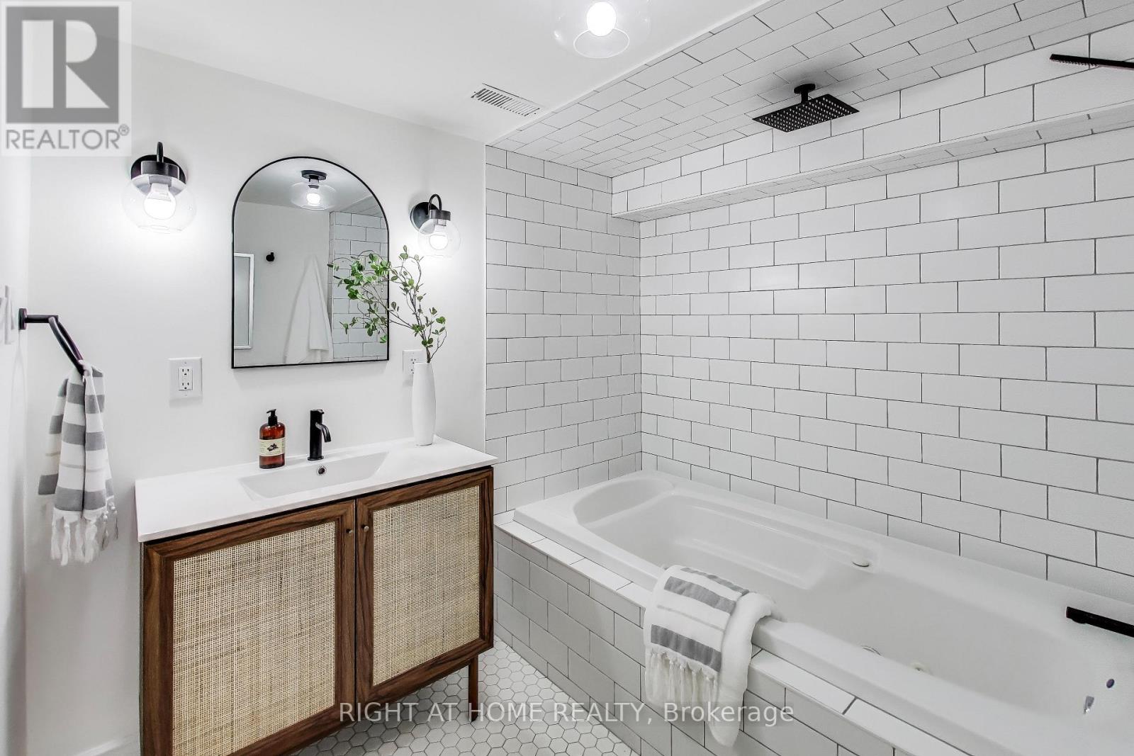 1071 Craven Road, Toronto (Greenwood-Coxwell), Ontario  M4J 4V7 - Photo 16 - E12343367