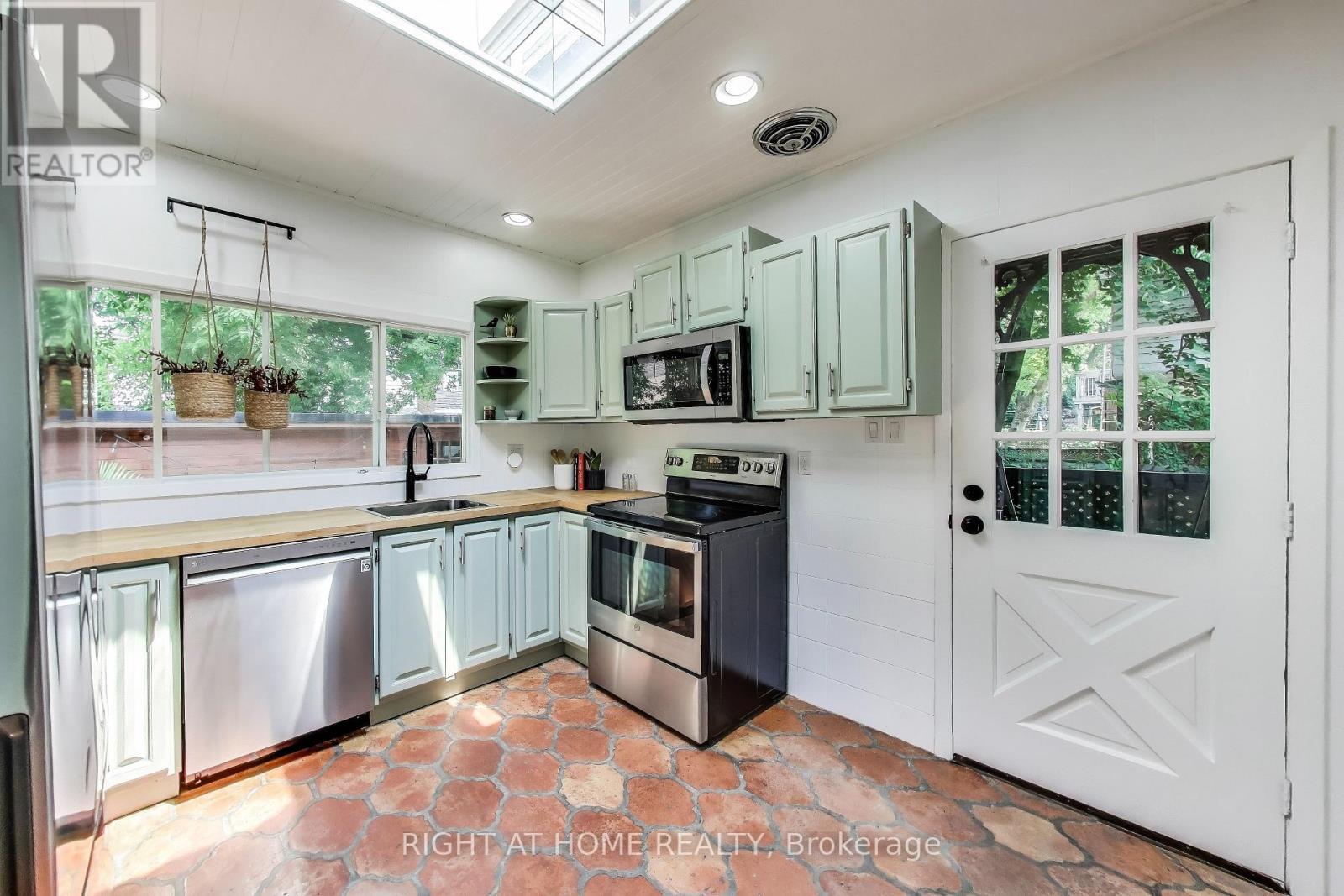 1071 Craven Road, Toronto (Greenwood-Coxwell), Ontario  M4J 4V7 - Photo 6 - E12343367