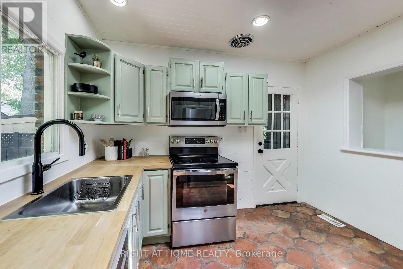 1071 Craven Road, Toronto (Greenwood-Coxwell), Ontario  M4J 4V7 - Photo 7 - E12343367