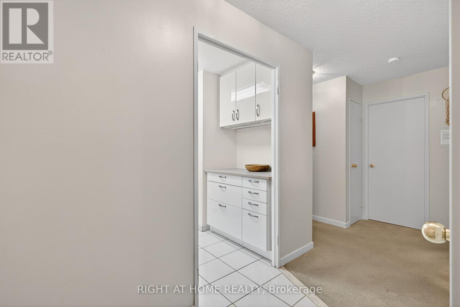 211 - 60 Inverlochy Boulevard, Markham (Royal Orchard), Ontario  L3T 4T7 - Photo 3 - N12343379