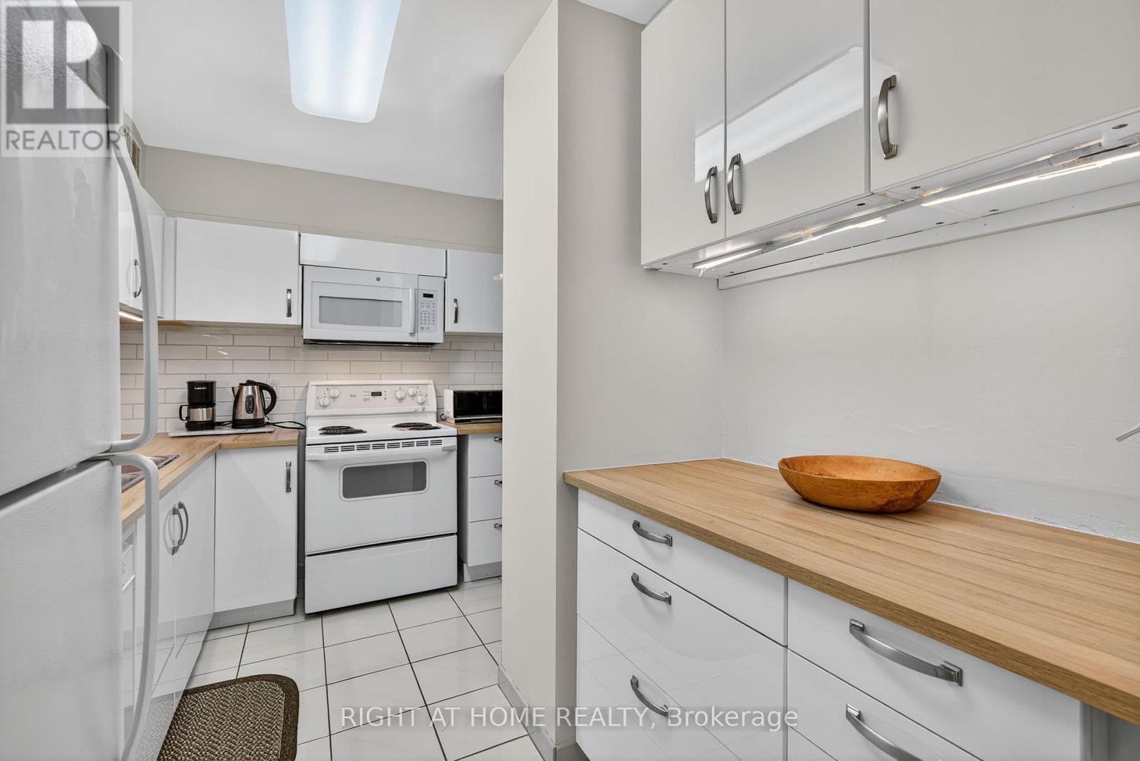211 - 60 Inverlochy Boulevard, Markham (Royal Orchard), Ontario  L3T 4T7 - Photo 9 - N12343379