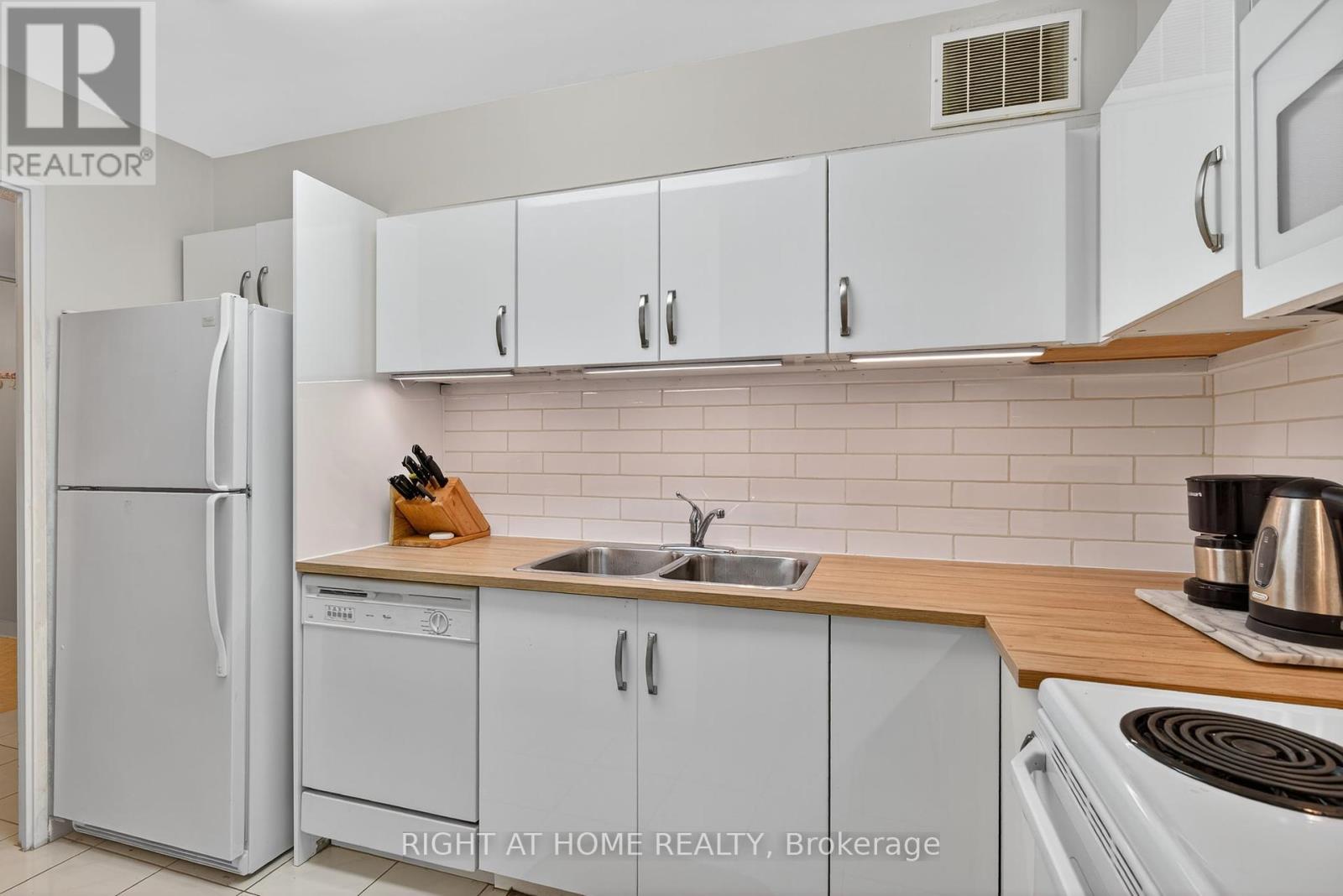 211 - 60 Inverlochy Boulevard, Markham (Royal Orchard), Ontario  L3T 4T7 - Photo 8 - N12343379