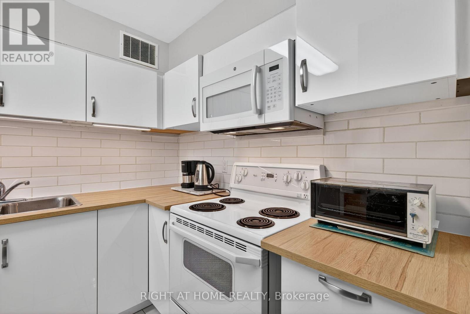 211 - 60 Inverlochy Boulevard, Markham (Royal Orchard), Ontario  L3T 4T7 - Photo 10 - N12343379