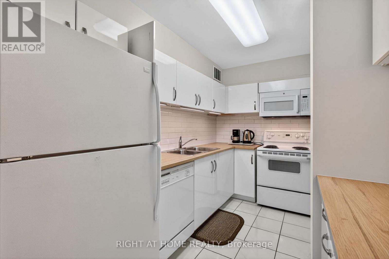 211 - 60 Inverlochy Boulevard, Markham (Royal Orchard), Ontario  L3T 4T7 - Photo 7 - N12343379