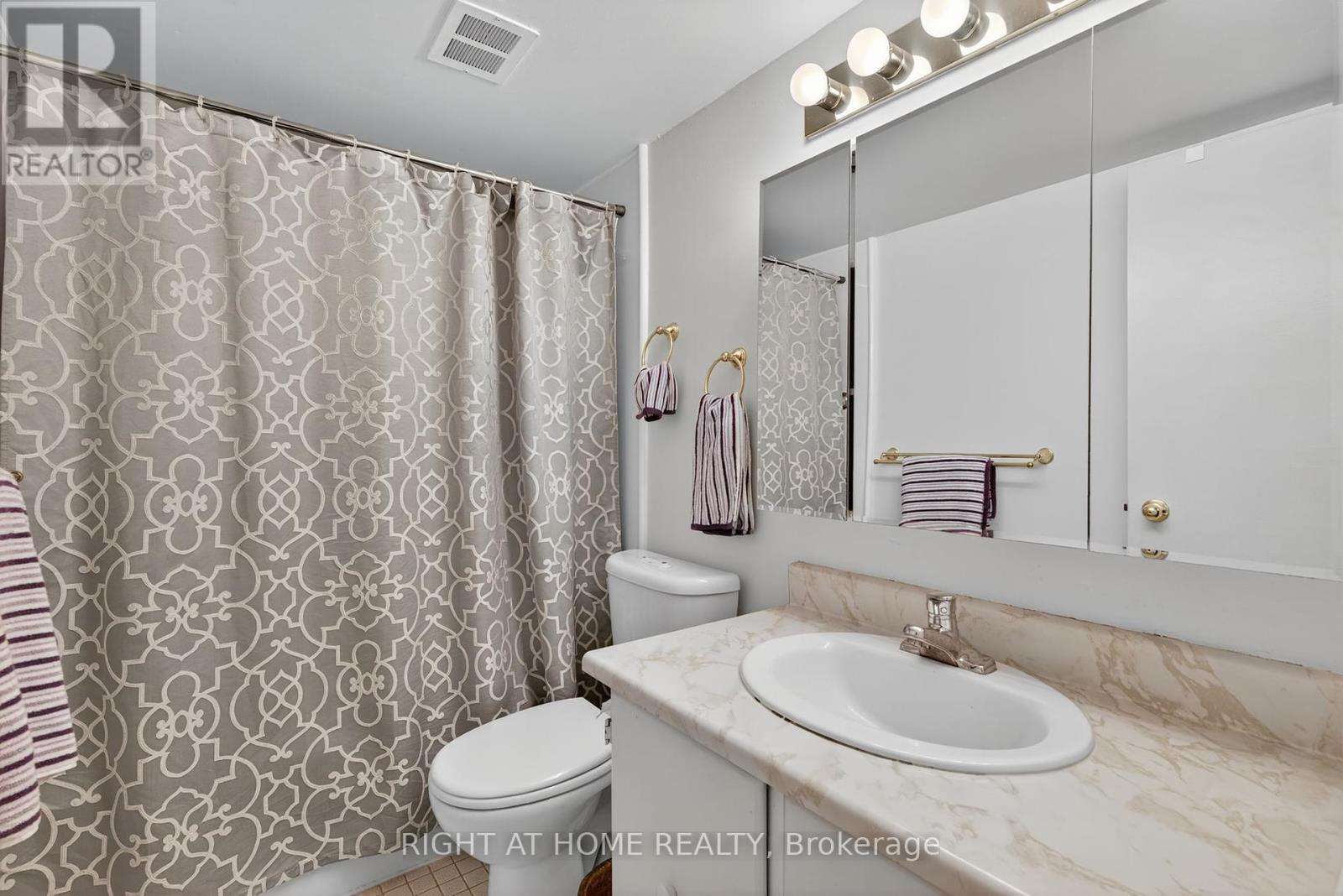 211 - 60 Inverlochy Boulevard, Markham (Royal Orchard), Ontario  L3T 4T7 - Photo 18 - N12343379