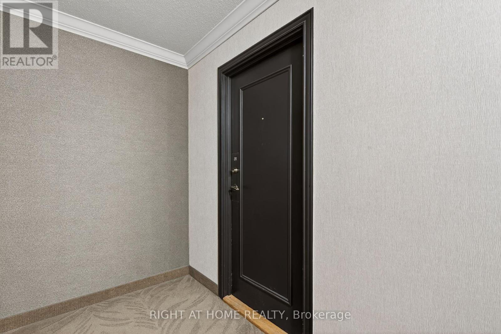211 - 60 Inverlochy Boulevard, Markham (Royal Orchard), Ontario  L3T 4T7 - Photo 5 - N12343379