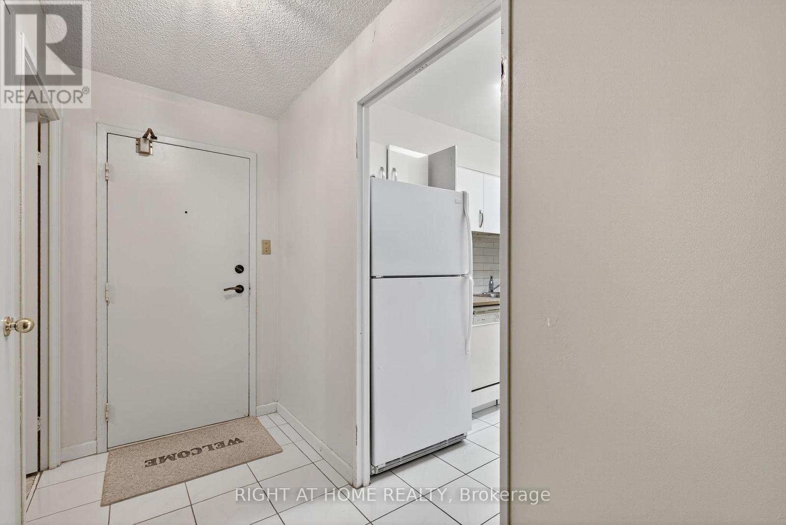 211 - 60 Inverlochy Boulevard, Markham (Royal Orchard), Ontario  L3T 4T7 - Photo 6 - N12343379