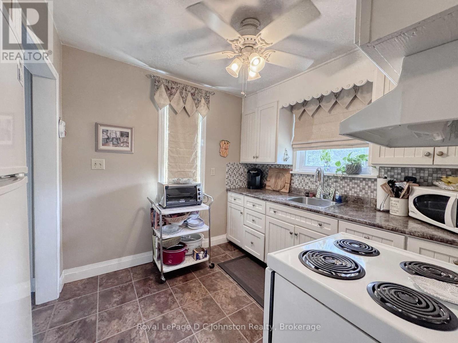 455 Alice Street, Saugeen Shores, Ontario  N0H 2L0 - Photo 11 - X12341164