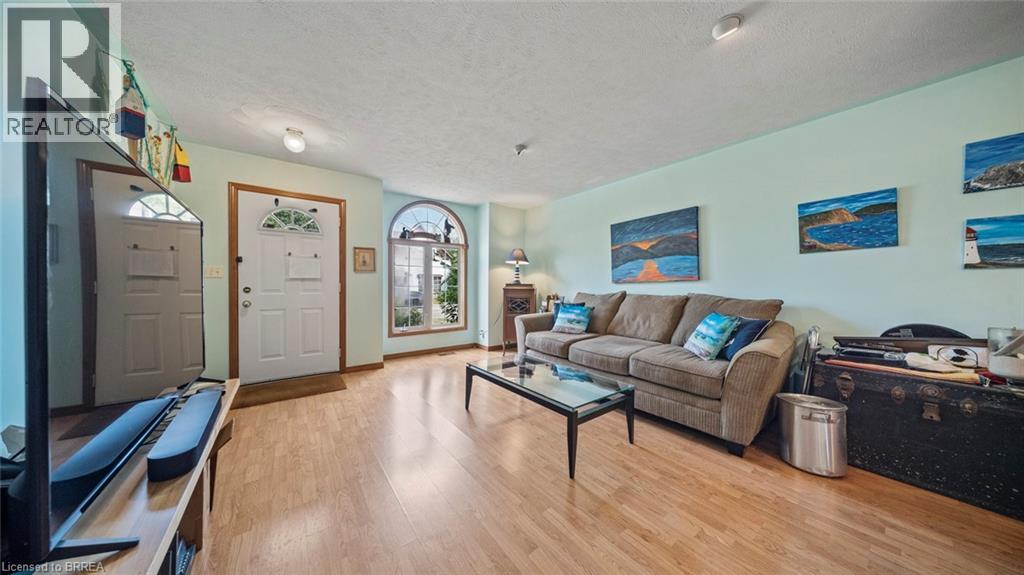 Property at 209 NELSON Street W image 5