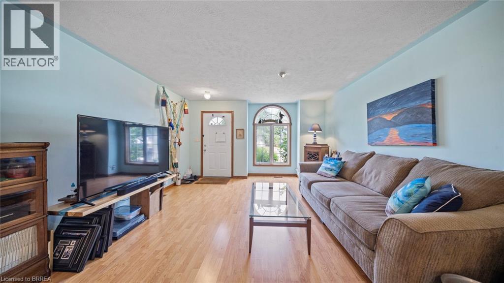 Property at 209 NELSON Street W image 4