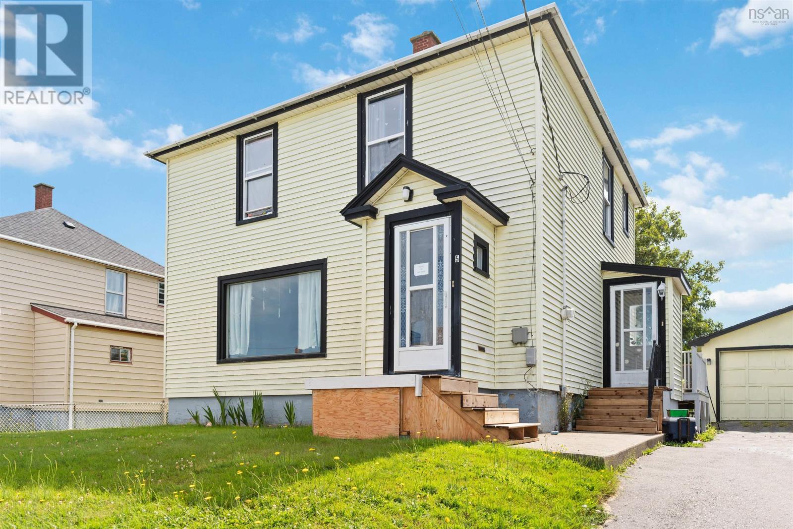 5 Carol Avenue, Yarmouth, Nova Scotia  B5A 2H6 - Photo 2 - 202519322