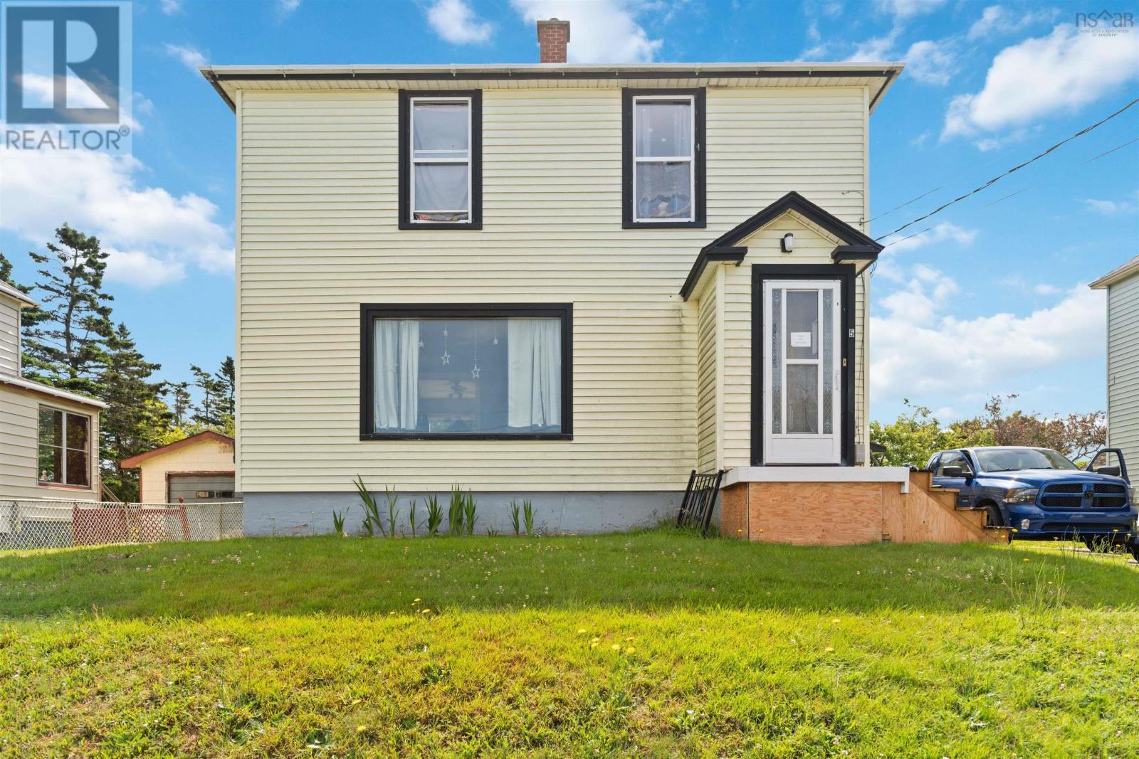 5 Carol Avenue, Yarmouth, Nova Scotia  B5A 2H6 - Photo 1 - 202519322