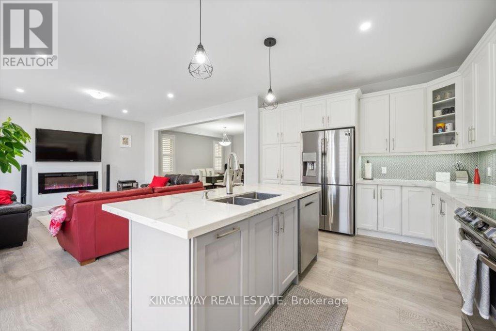 688 Kennedy Circle W, Milton (Cb Cobban), Ontario  L9E 1R5 - Photo 7 - W12343585