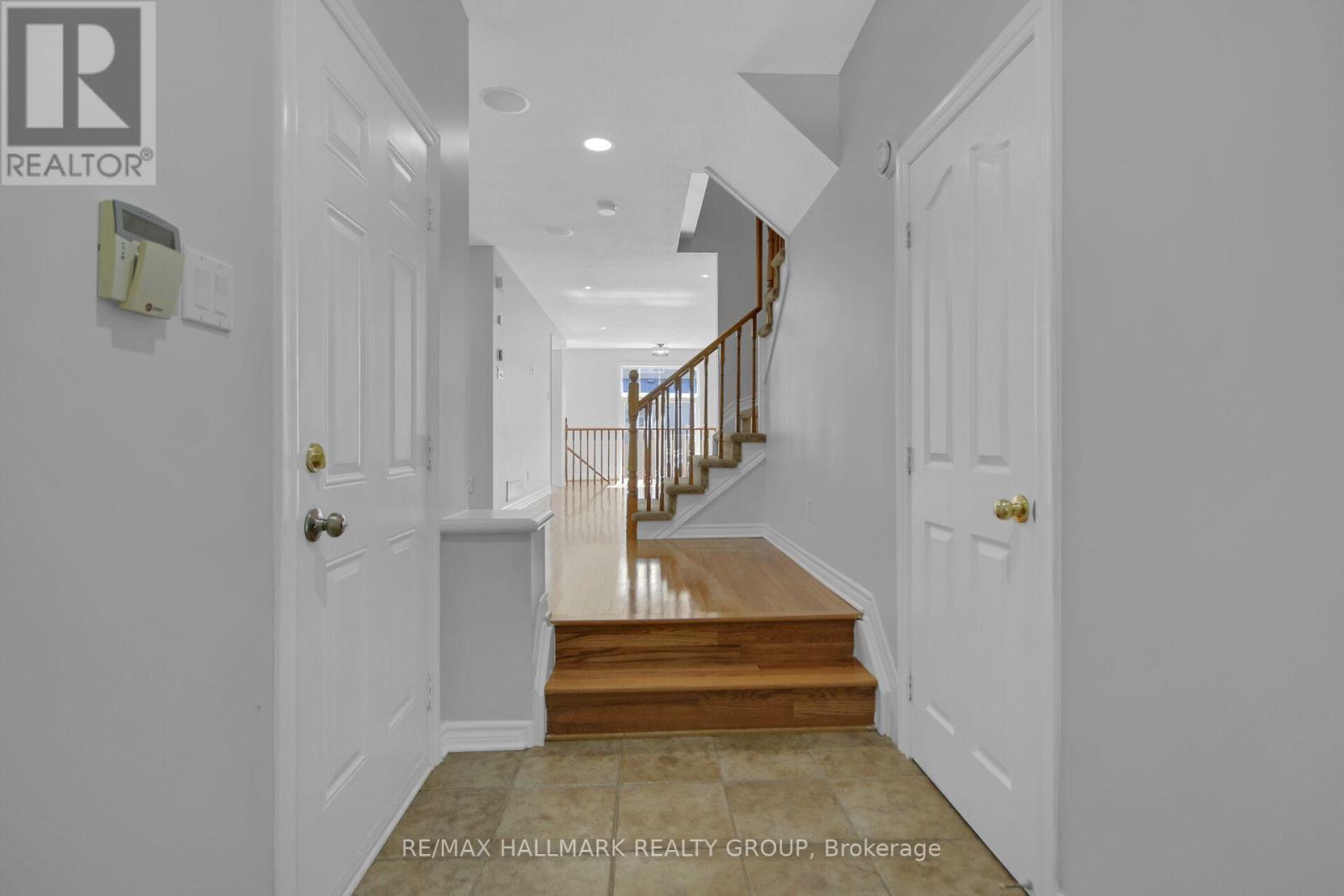 198 Tandalee Crescent, Ottawa, Ontario  K2M 0A2 - Photo 5 - X12343649