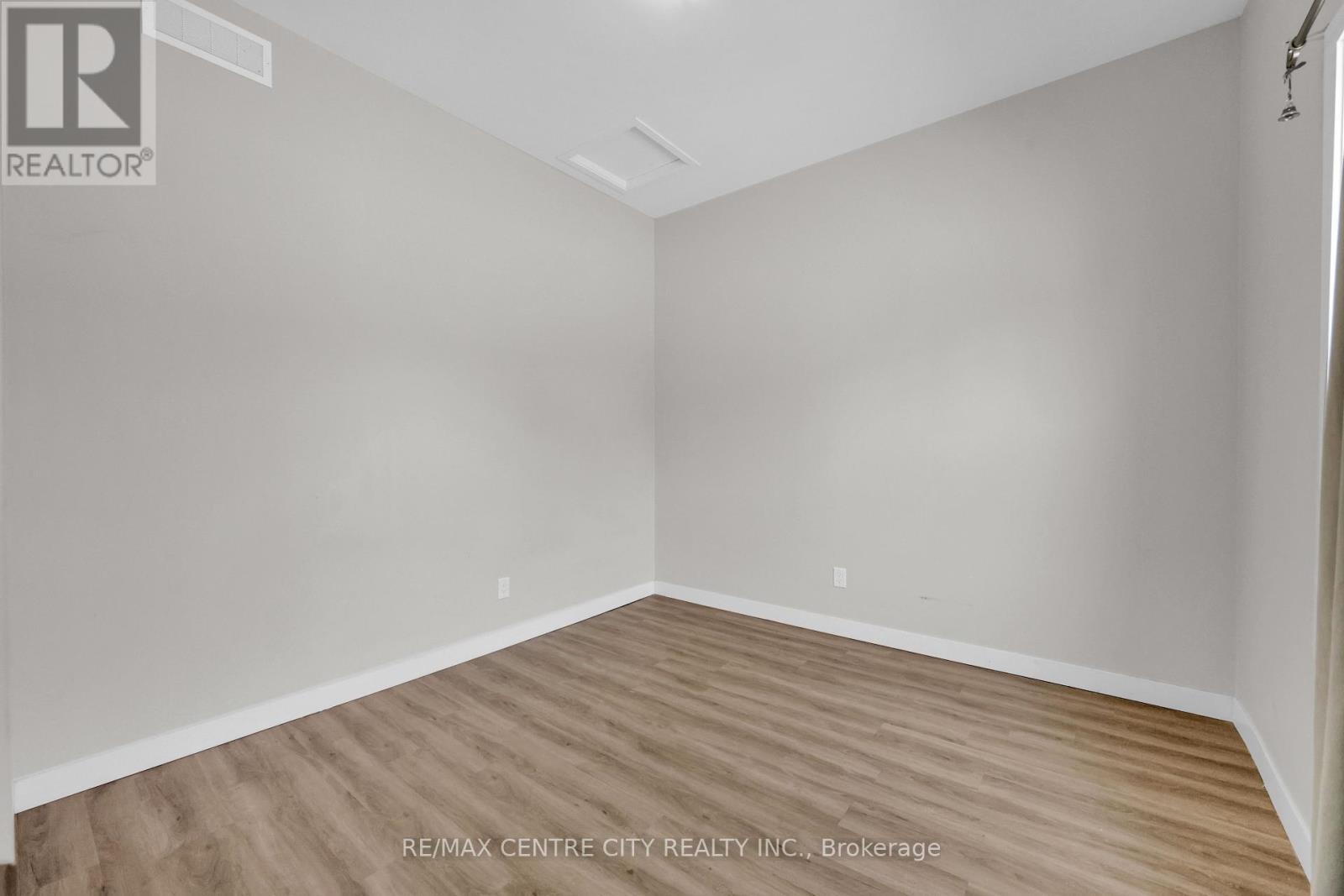 101 Hamilton Road, London East (East K), Ontario  N6B 1N2 - Photo 11 - X12343899