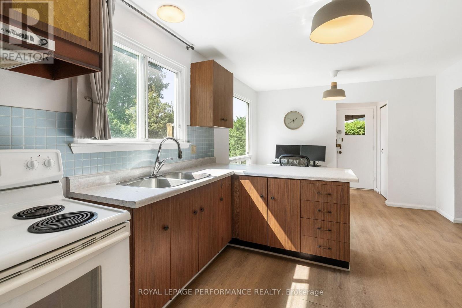 33 Woodview Crescent, Ottawa, Ontario  K1B 3B1 - Photo 12 - X12343795