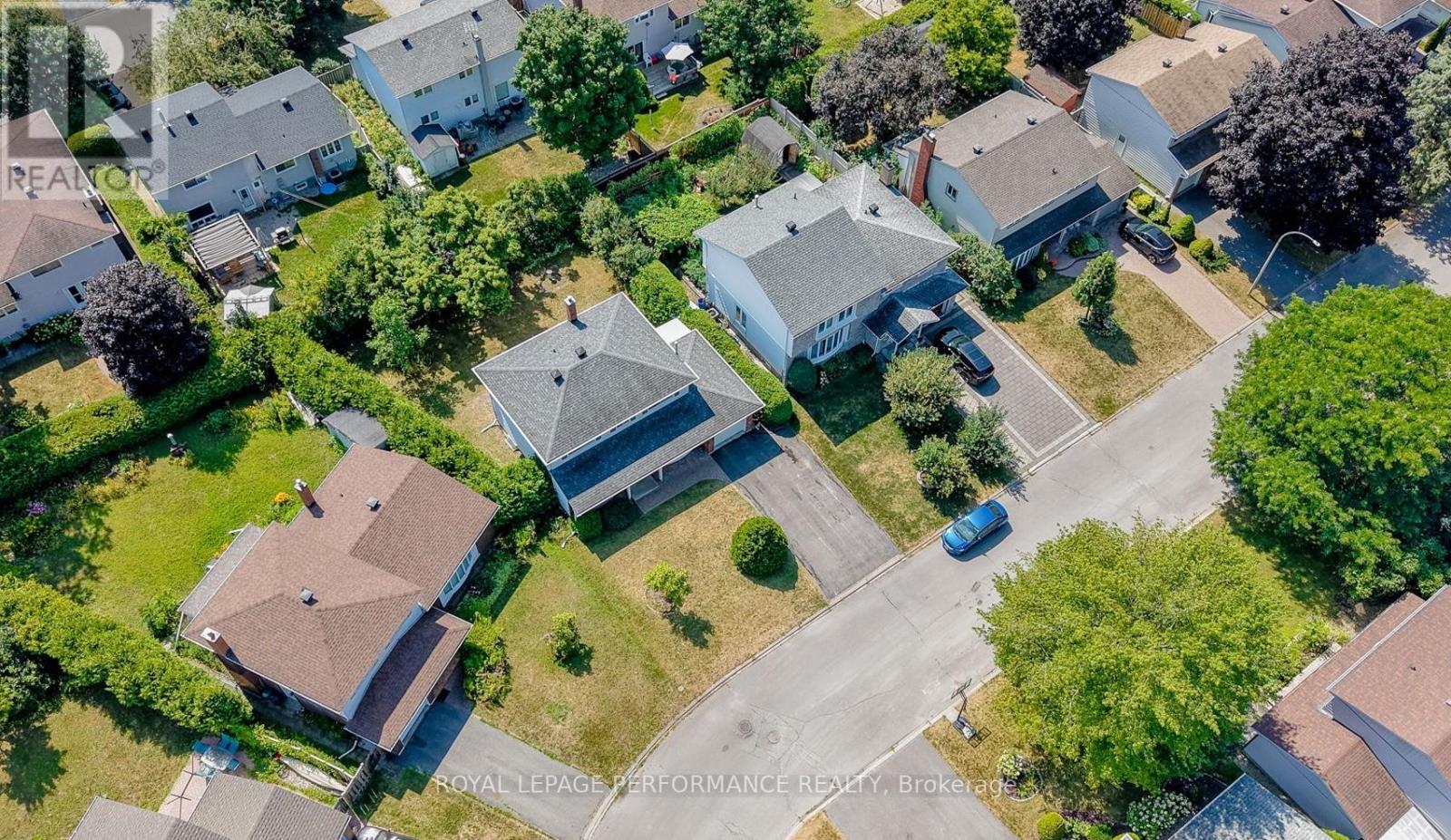 Property at 33 WOODVIEW CRESCENT image 3