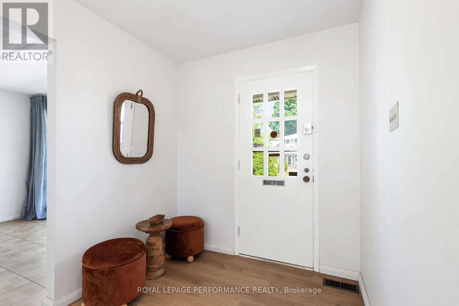 Property at 33 WOODVIEW CRESCENT image 4