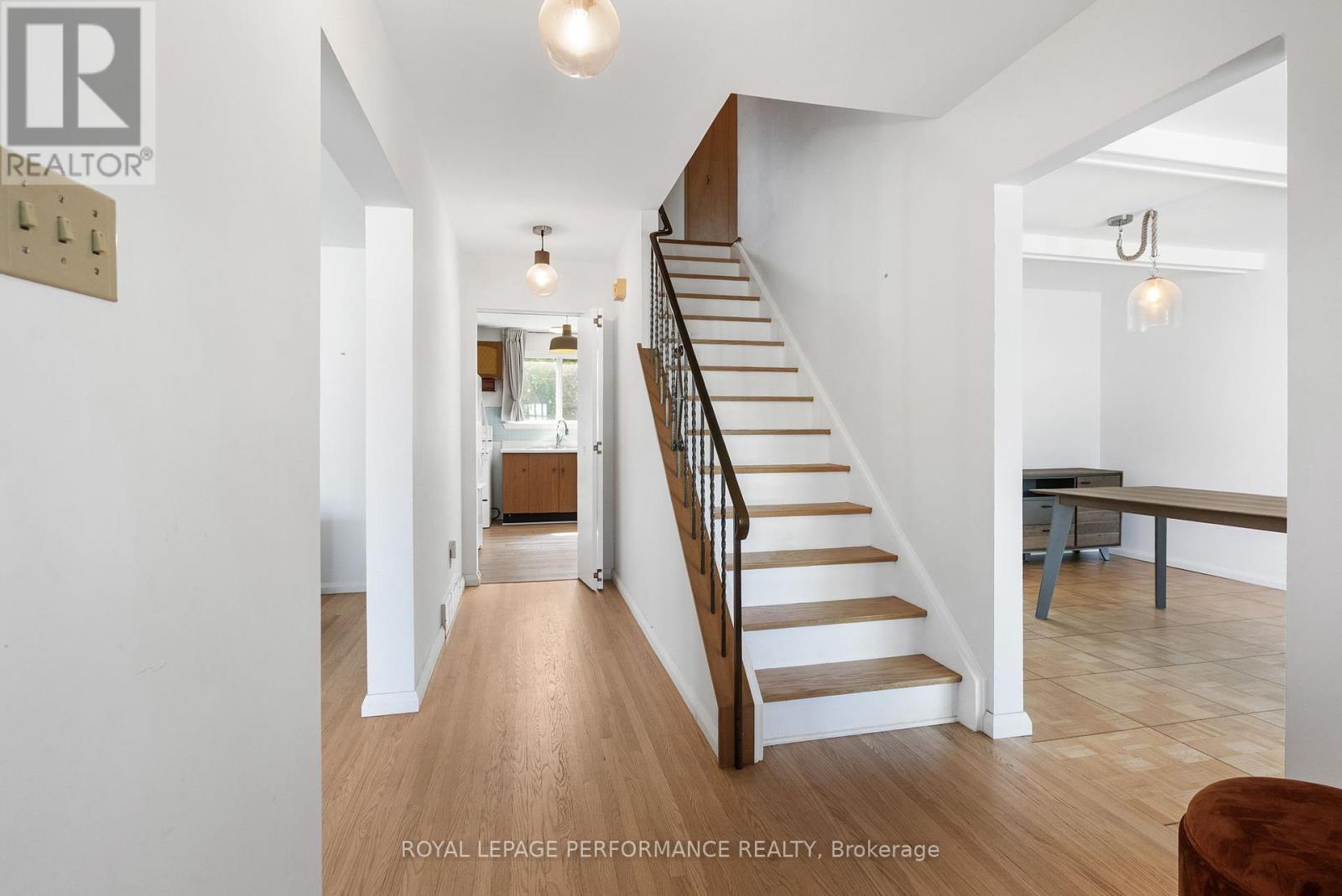 Property at 33 WOODVIEW CRESCENT image 5
