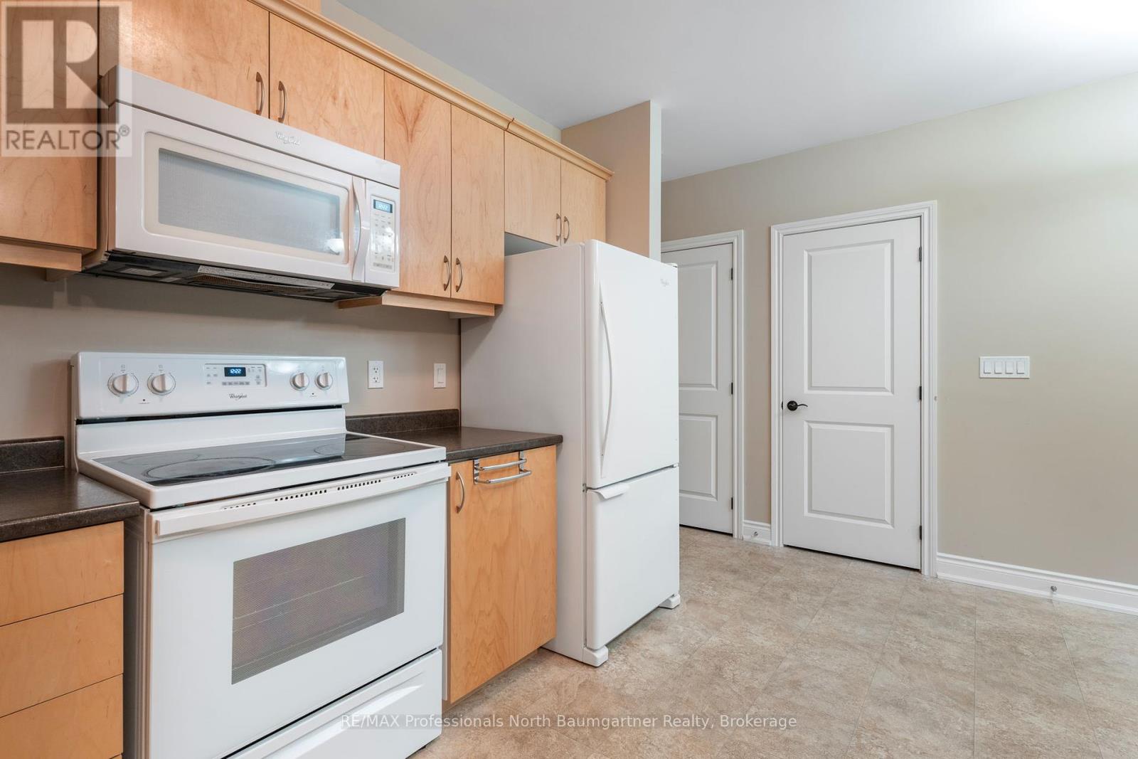 208 - 4 Lake Avenue, Dysart Et Al, Ontario  K0M 1S0 - Photo 12 - X12343741