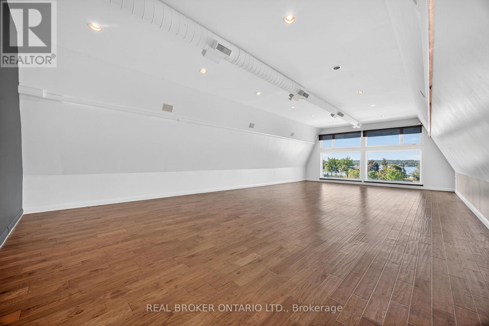 119 Dunlop Street E, Barrie, Ontario  L4M 1A6 - Photo 2 - S12343833