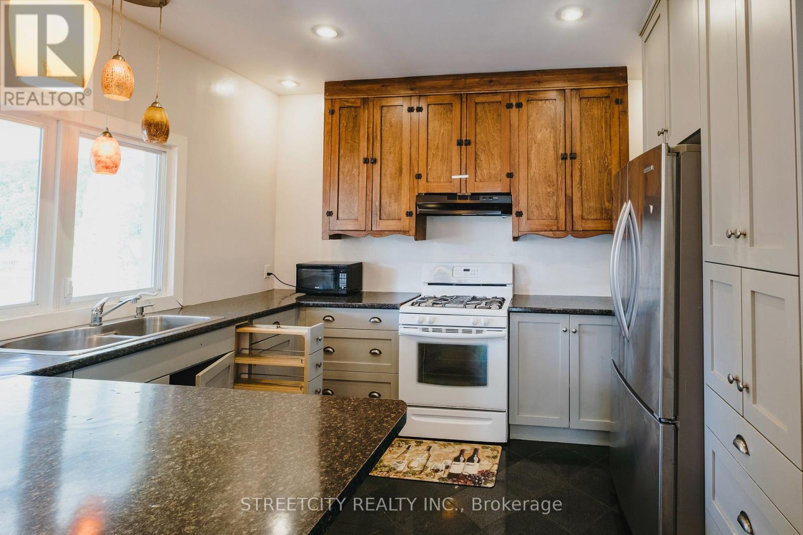 242 Emma Street, Sarnia, Ontario  N7T 3A2 - Photo 10 - X12344063