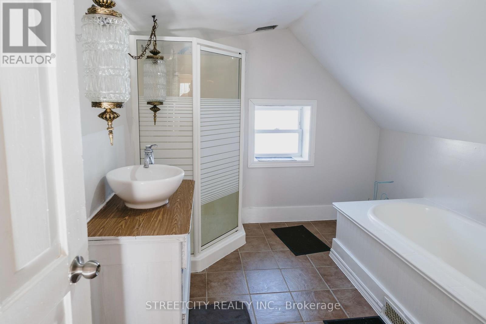 242 Emma Street, Sarnia, Ontario  N7T 3A2 - Photo 21 - X12344063
