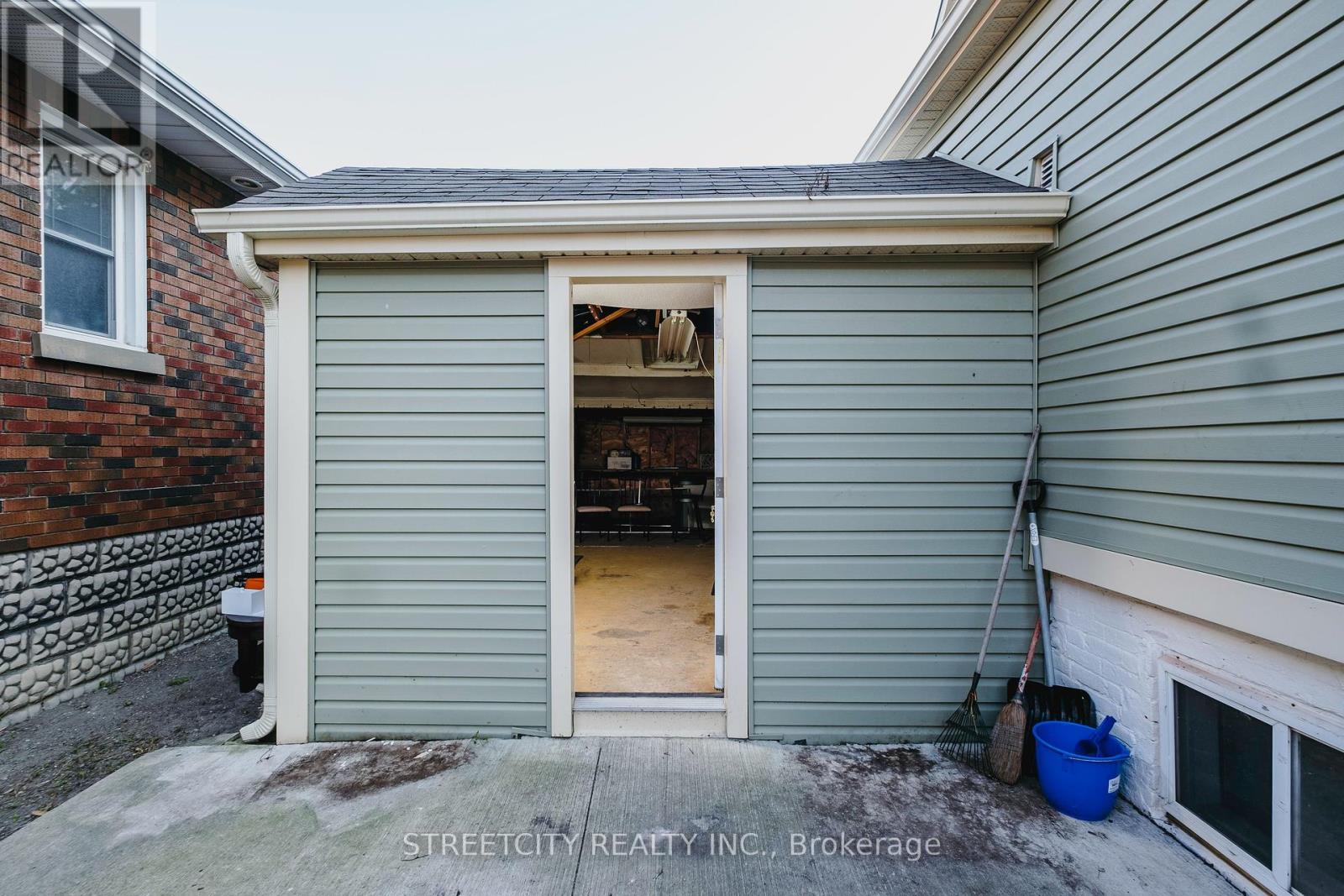 242 Emma Street, Sarnia, Ontario  N7T 3A2 - Photo 30 - X12344063